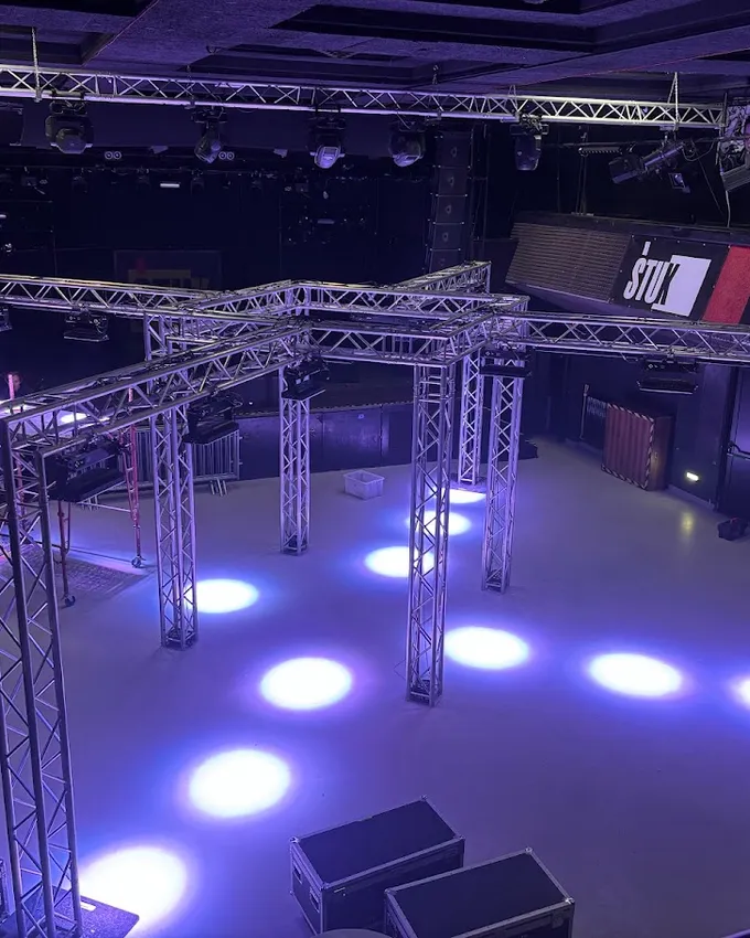 Preizkus odrske osvetlitve — vijolični snopi na truss konstrukciji, Štuk Maribor